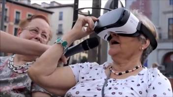 Pornovlog, virtual reality VR, otaku showing her panties in the plaza Daniela / Hyperversos